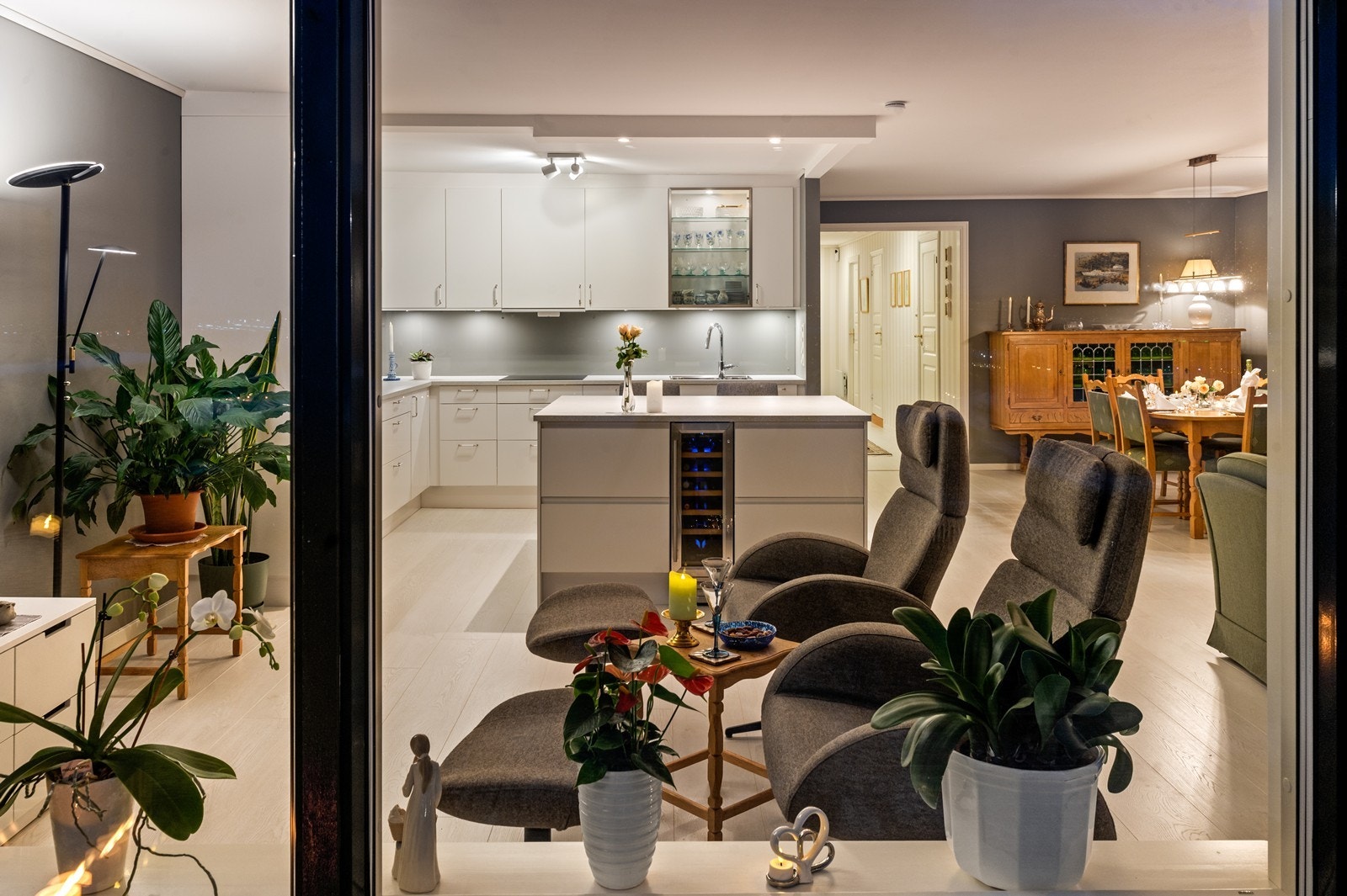 Leilighetens åpne og lyse karakter kommer godt frem også på kveldstid. Galleribilde