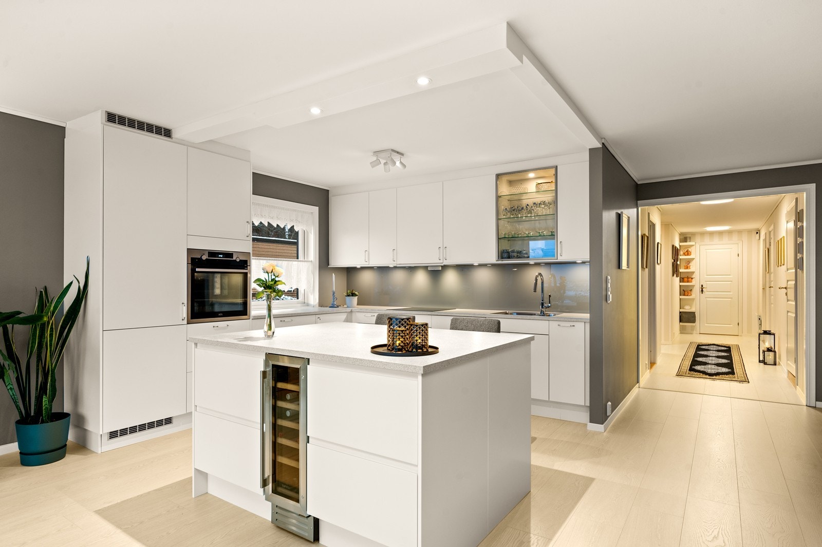 I tilknytning til kjøkkenet er det en praktisk kjøkkenøy med integrert vinskap. Galleribilde