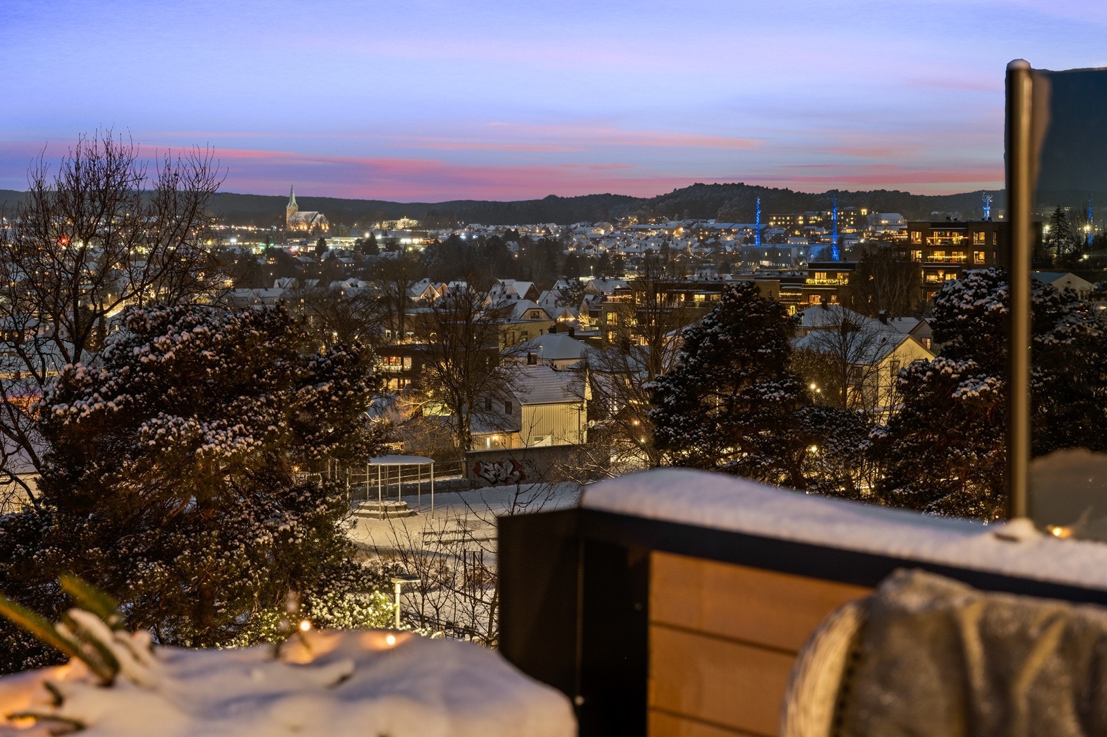 Fra eiendommen er det kort vei til Kulåsparken, byens grønne lunge - i tillegg er det kort gangavstand til alle byens fasiliteter. Galleribilde