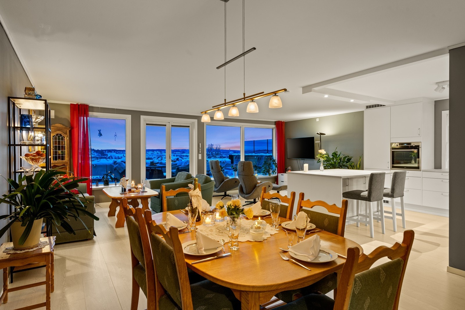 Det store allrommet gir fleksible møbleringsmuligheter for både sofagruppe og spisebord. Galleribilde