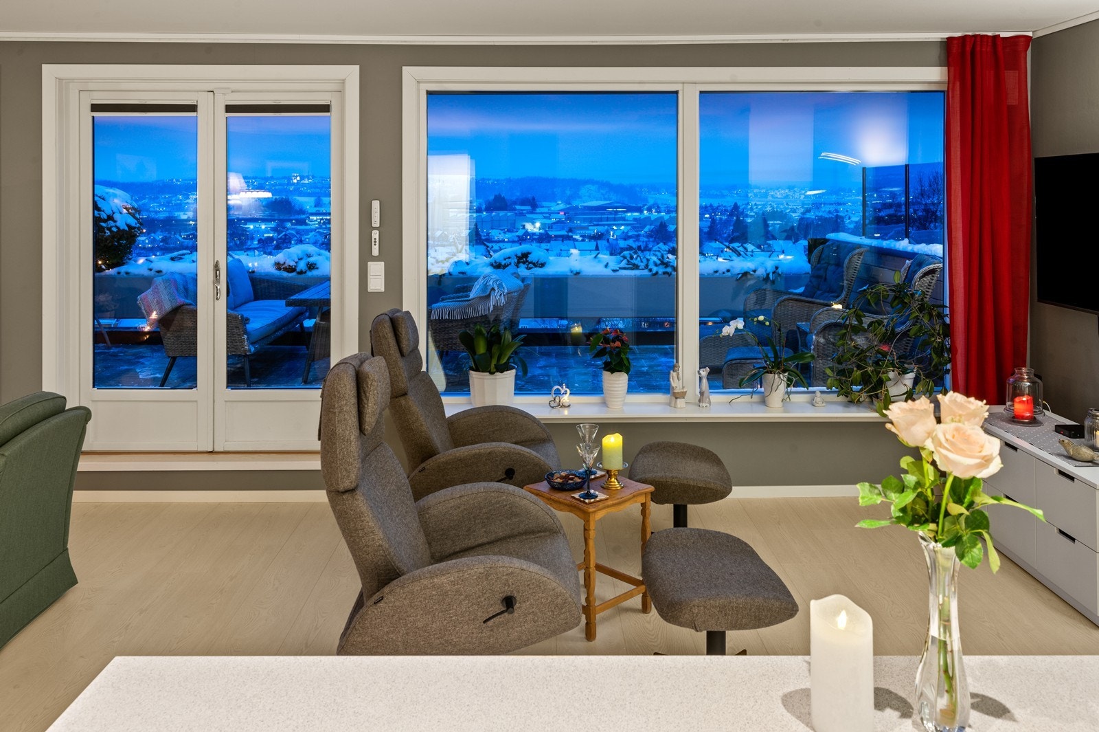 På kveldstid kan man nyte byens lys fra sofakroken eller lenestolene. Galleribilde