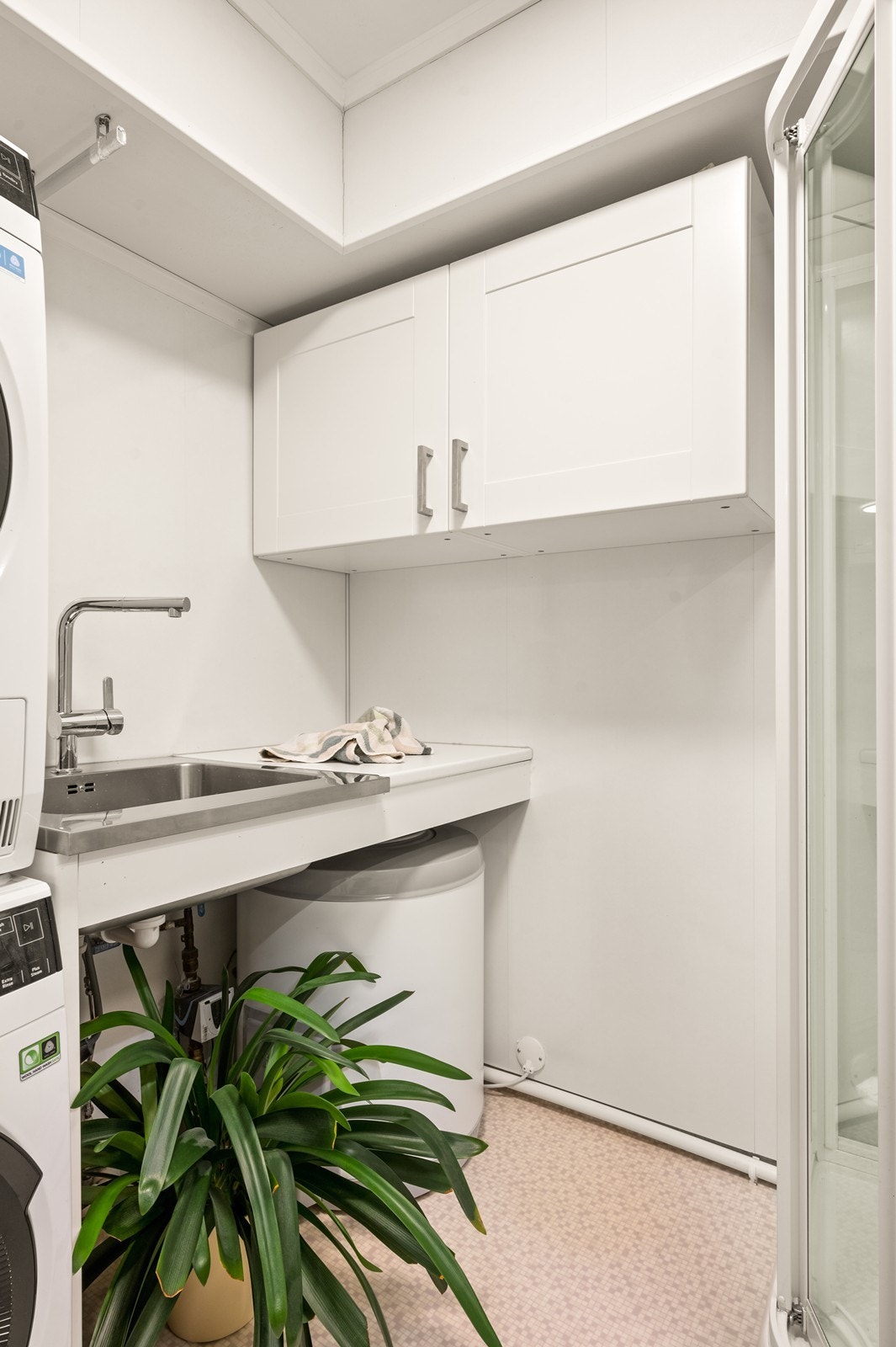 Rommet har opplegg for vaskemaskin, utslagsvask, dusjkabinett og toalett. Galleribilde