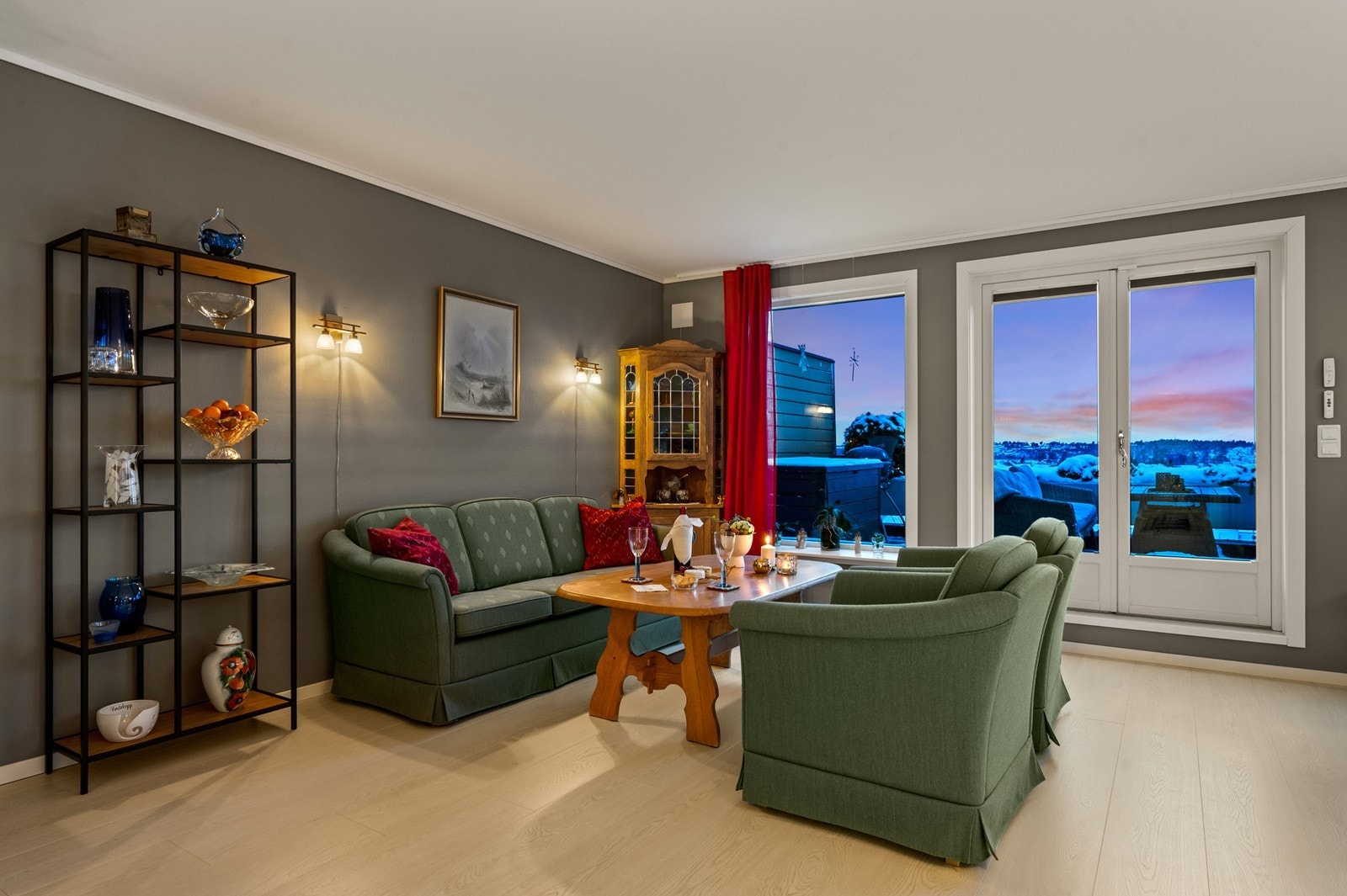 Fra stuen er det direkte utgang til terrassen via en malt tredør. Galleribilde