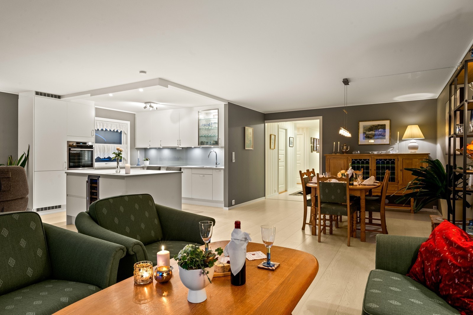 Den åpne løsningen mellom stue og kjøkken skaper et sosialt og luftig allrom. Galleribilde