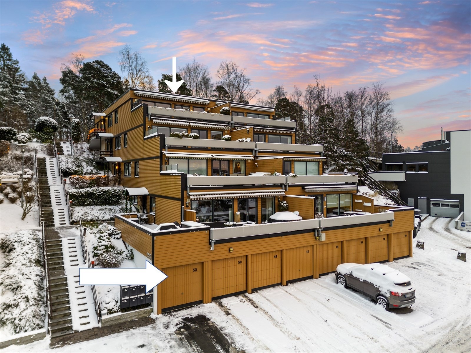 Leiligheten er en toppleilighet i en terrasseblokk oppført i 1981. Galleribilde