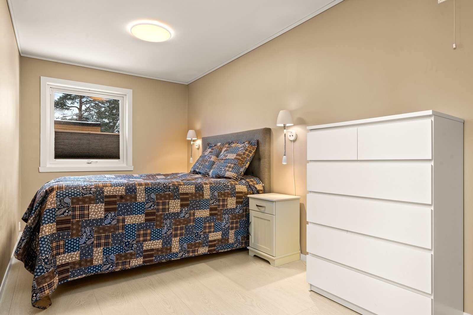 Leiligheten har tre soverom, alle med varmefolie i gulvet for optimal komfort. Galleribilde