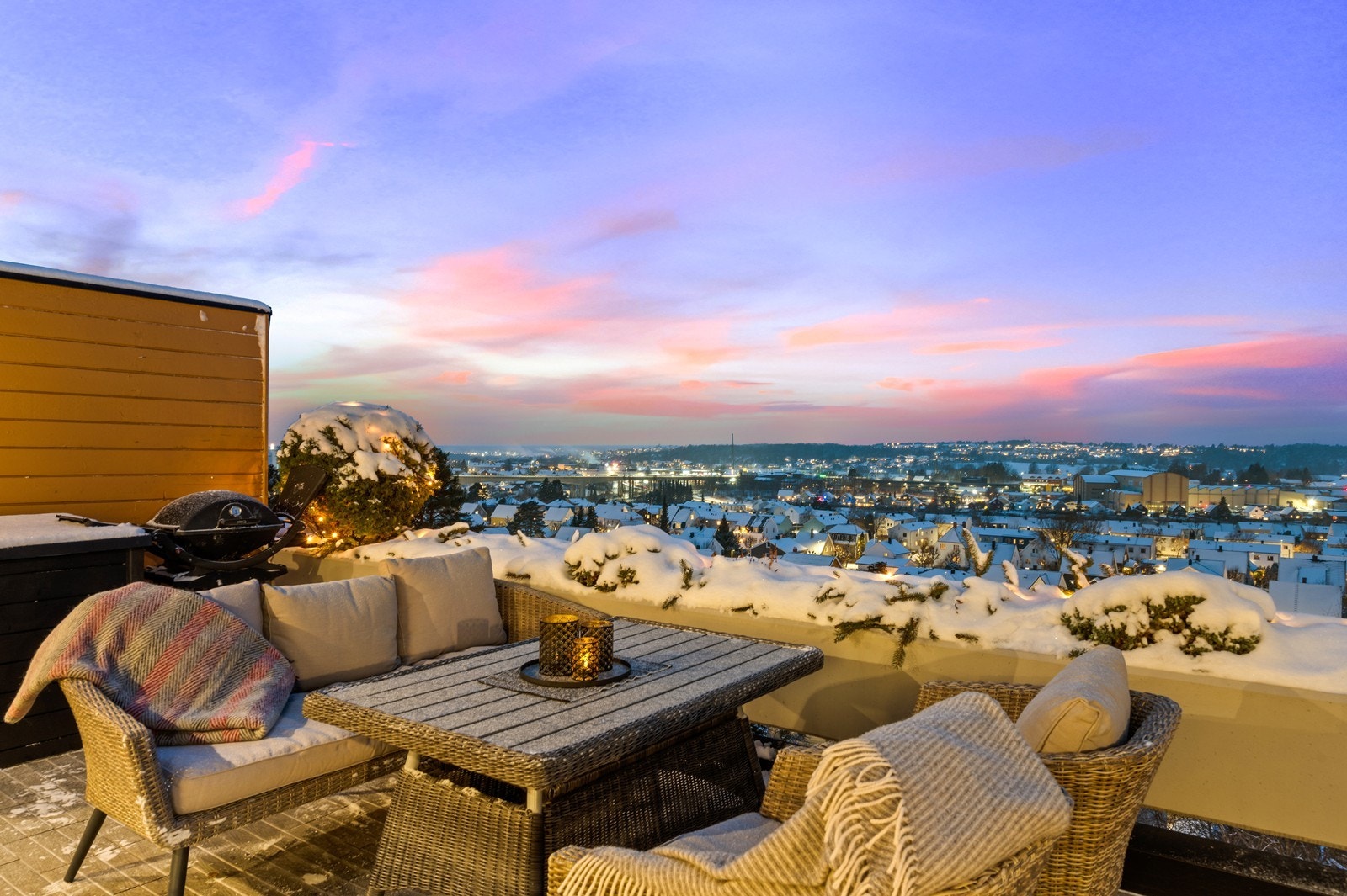 Den store, vestvendte terrassen på 24 m² gir rikelig med plass for uteliv. Galleribilde