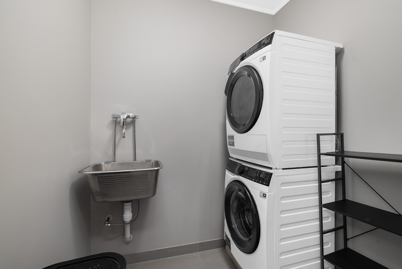 I tillegg har boligen et praktisk, separat vaskerom med flislagt gulv, skyllekar og opplegg for vaskemaskin. Galleribilde