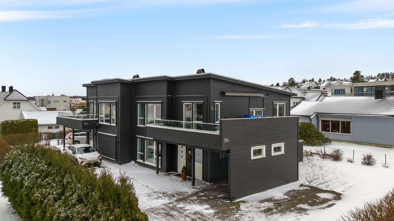 Eiendommen ligger på en tilnærmet flat og pent opparbeidet tomt. Uteområdet er tilrettelagt for et enkelt og praktisk liv, med en skjermet hageflate og en flott veranda i første etasje. Galleribilde