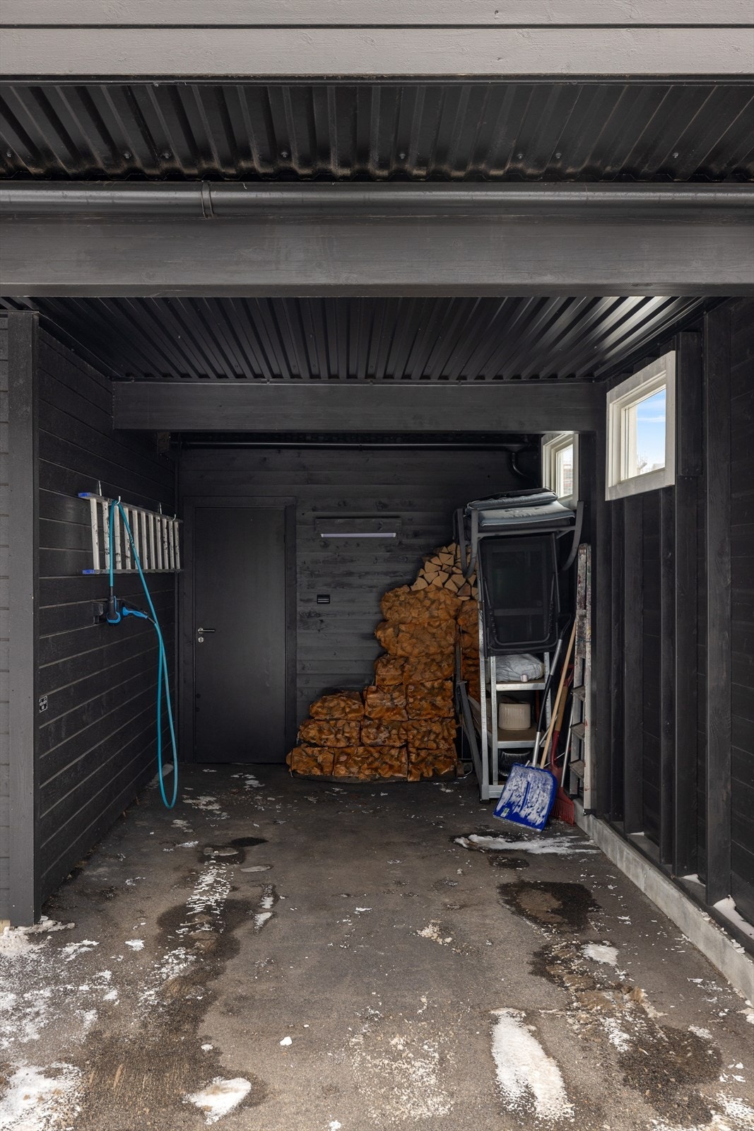 Parkeringsforholdene er svært gode med en integrert carport i tilknytning til boligen. Carporten er oppgradert med el-billader. I tillegg er det biloppstillingsplass på egen gårdsplass. Galleribilde