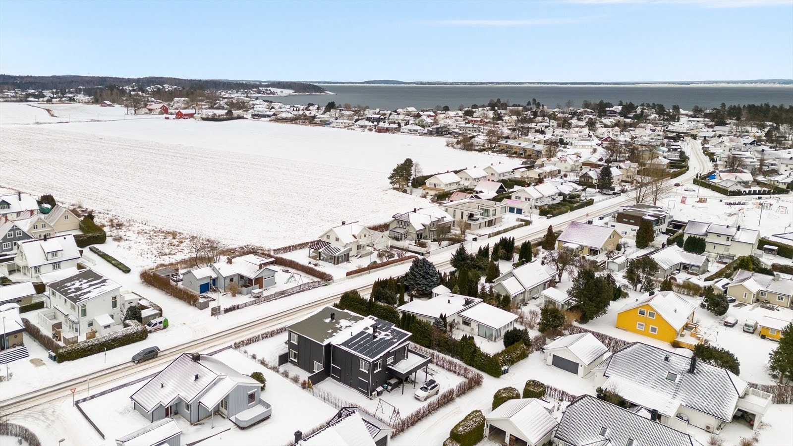Samtidig er veien kort til Tolvsrød-senteret og Tønsberg sentrum, noe som gir den perfekte kombinasjonen av maritim idyll og sentral bekvemmelighet. Galleribilde
