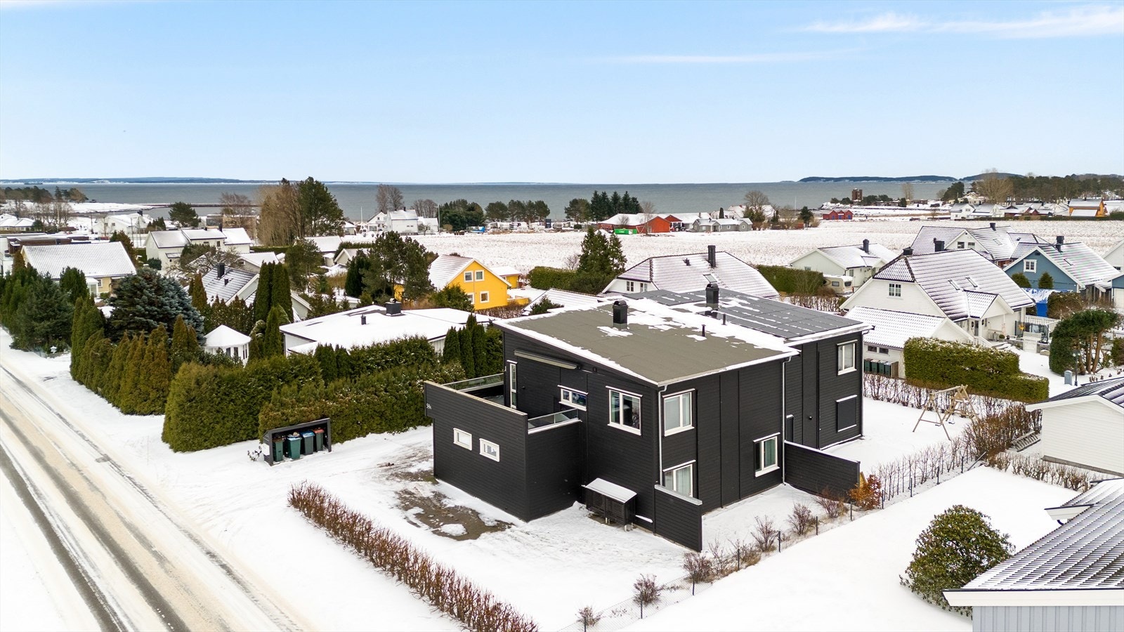 Beliggenheten er upåklagelig for den som trives nær sjøen. Med umiddelbar nærhet til Ringshaugstranda og flotte kyststier, inviterer området til et aktivt friluftsliv året rundt. Galleribilde