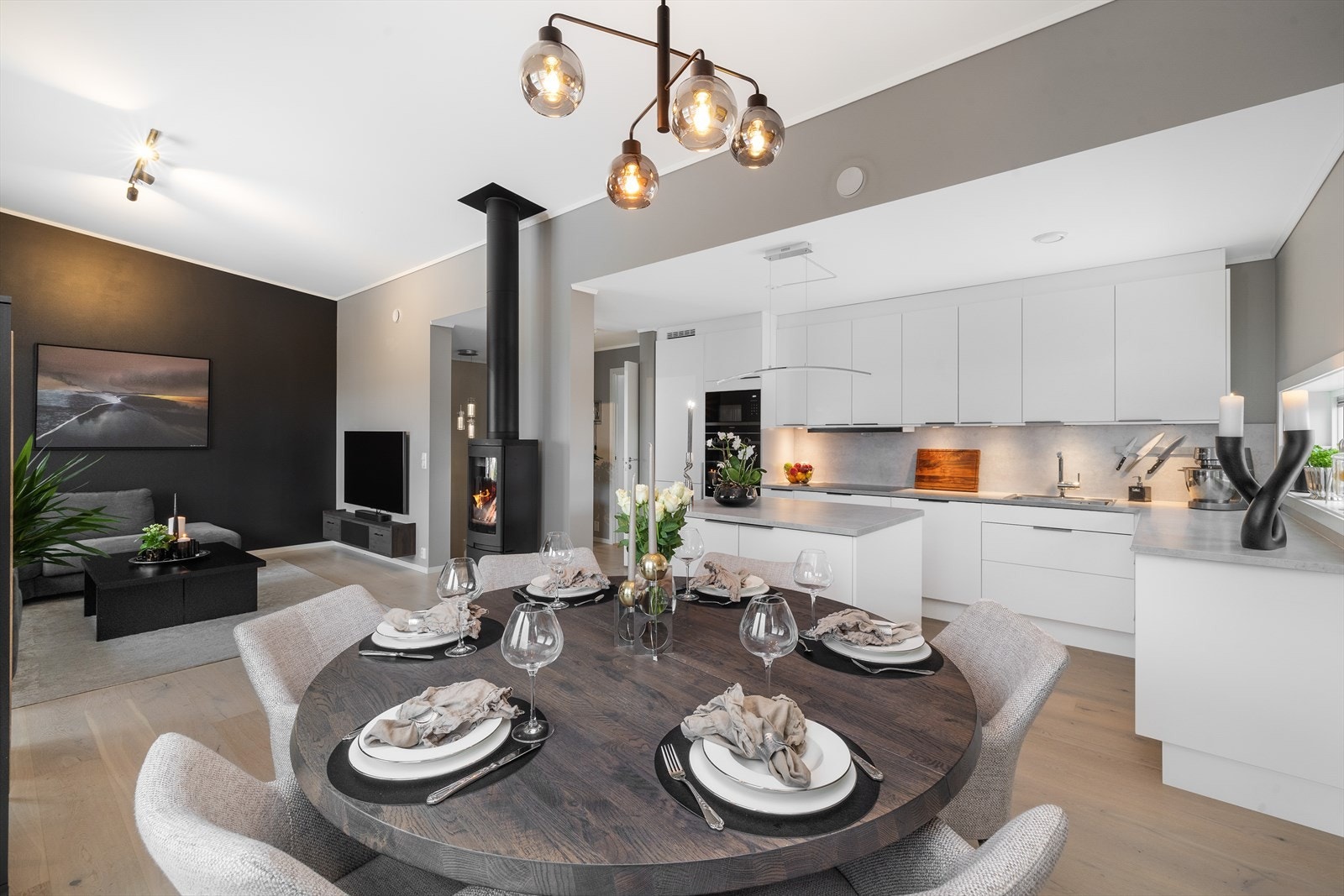 I stuen er det installert en moderne vedovn tilknyttet en stålpipe, som gir både lun og effektiv oppvarming på kalde dager. Mellom stuen og kjøkkenet er det god plass til en stor spisestue. Galleribilde