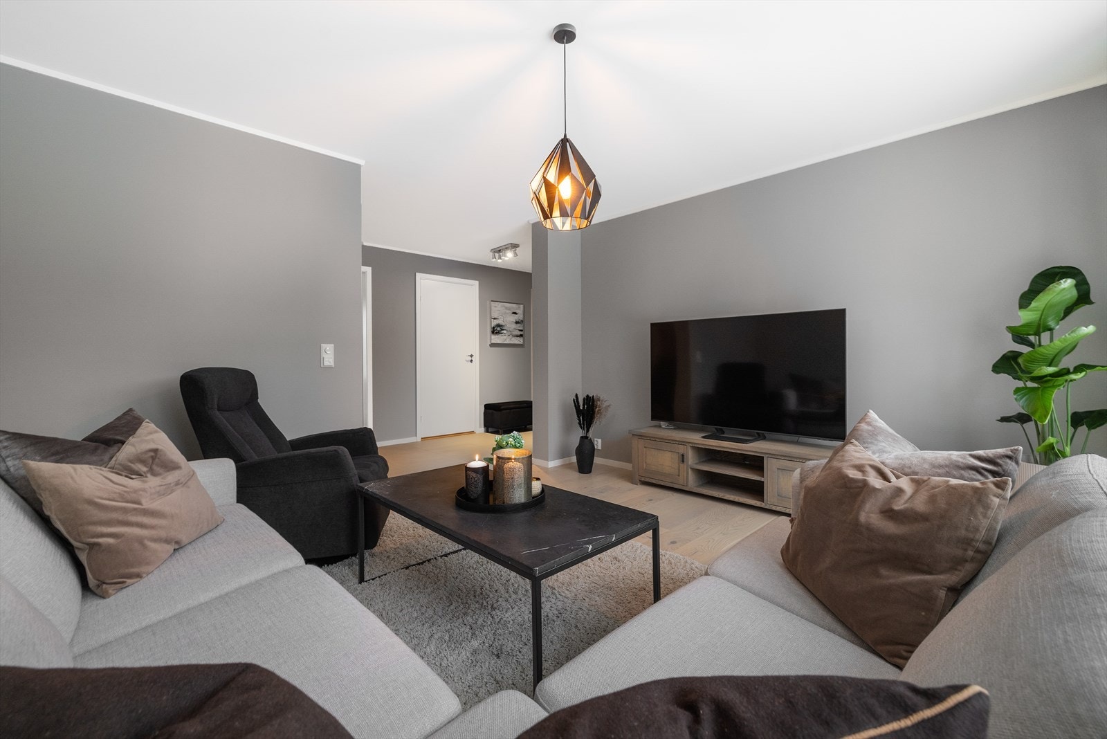 Etasjen byr på en ekstra stue, som gir familien fleksibilitet til å ha en egen TV-stue eller et romslig hjemmekontor. Galleribilde