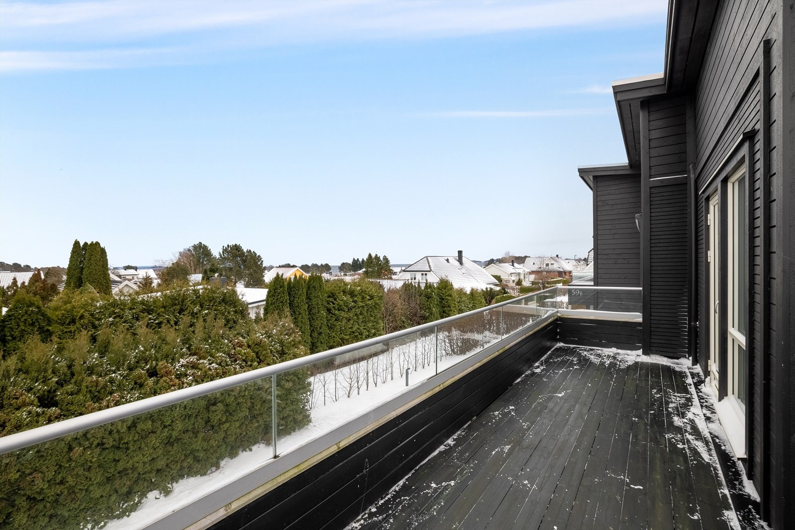 Fra allrommet er det direkte utgang til en herlig balkong på hele 27 kvm. Her kan man enkelt innrede med flere sittegrupper og nyte lange sommerdager i solrike omgivelser. Galleribilde