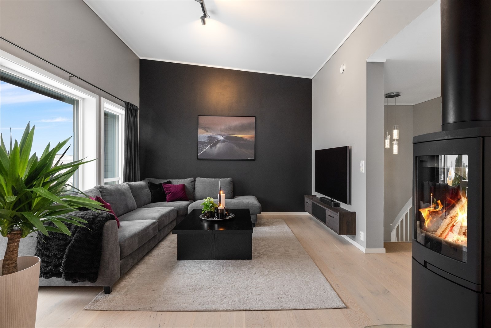 Gulvene er belagt med parkett, og veggene er holdt i tidsriktige farger som underbygger det moderne uttrykket. Galleribilde