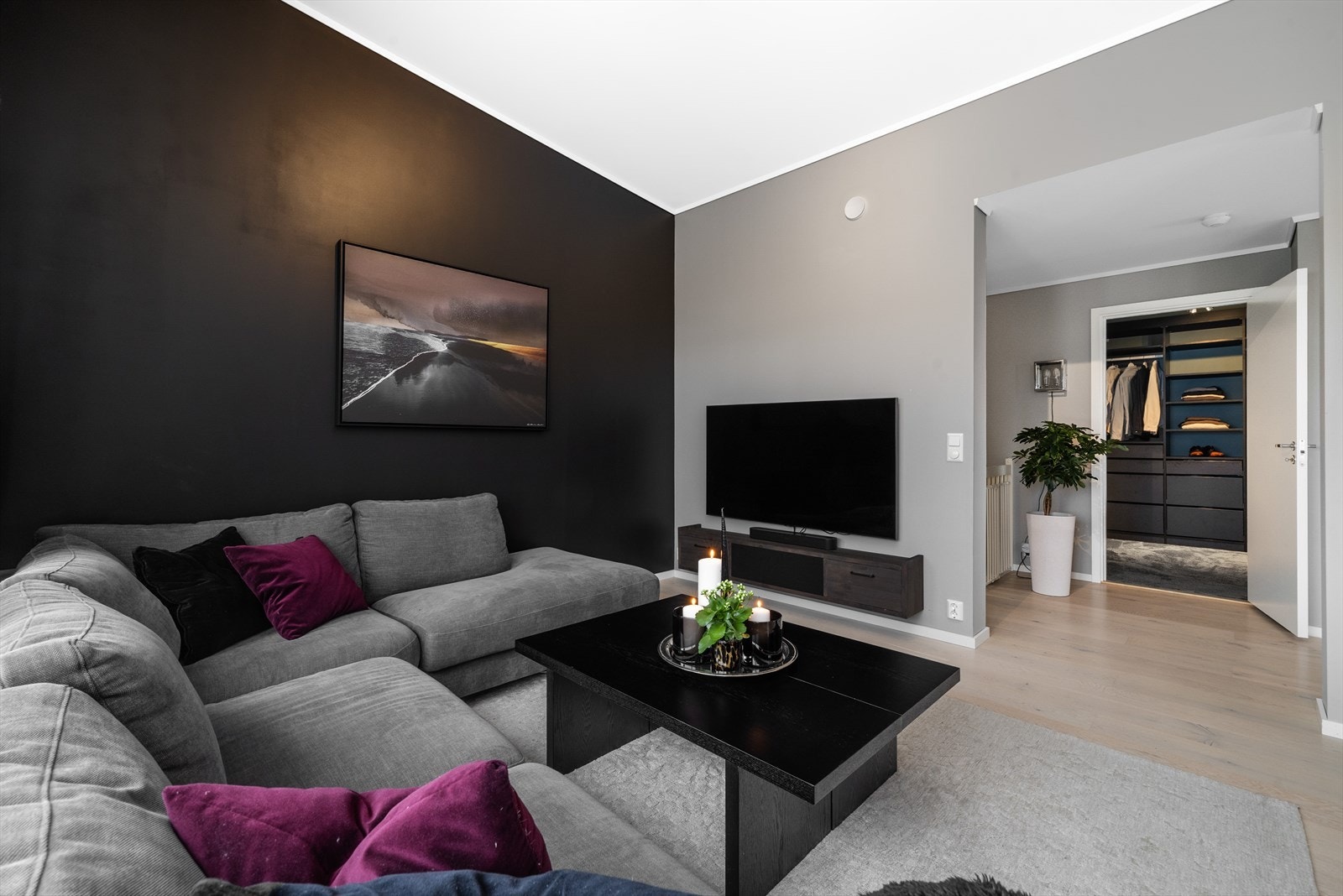 Stuesonen har fint plass til sofaløsning med tilhørende TV-møblement. Galleribilde