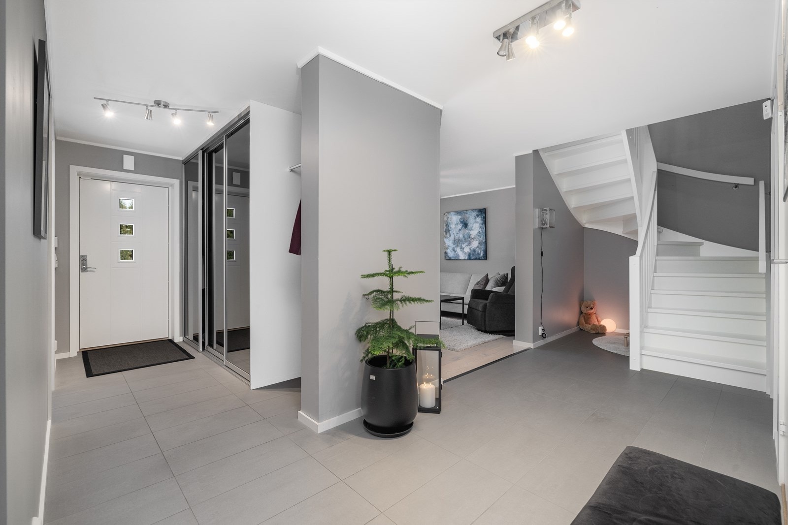 Boligen bærer preg av gode materialvalg og en gjennomtenkt planløsning over to etasjer, med en teknisk standard som sikrer lave vedlikeholdskostnader og høy bokomfort i mange år fremover. Galleribilde