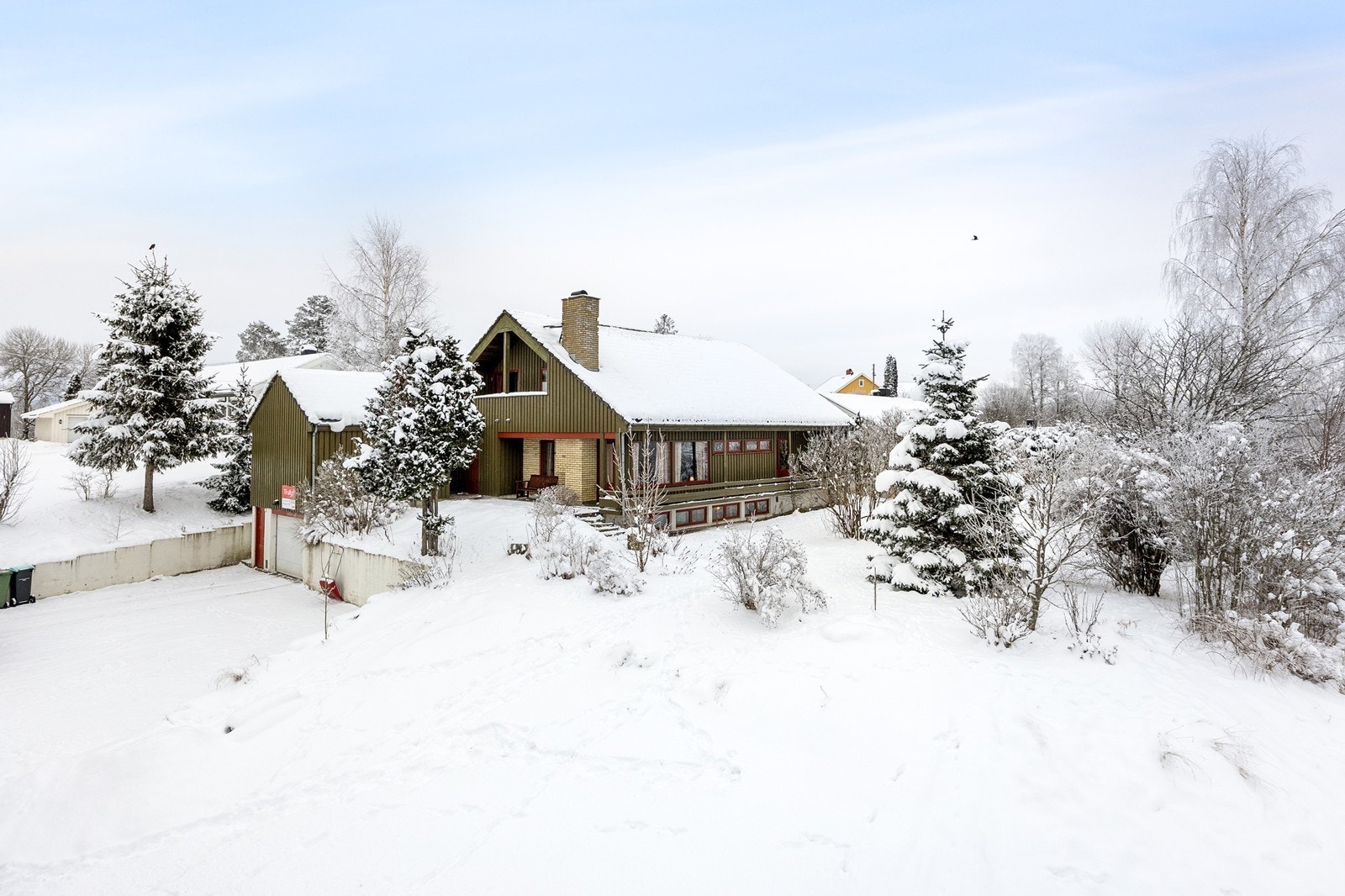 Den store tomten er frodig med gode plenarealer og steinlagt gårdsplass (se sommerbilder bakerst i bildekarusellen) Galleribilde
