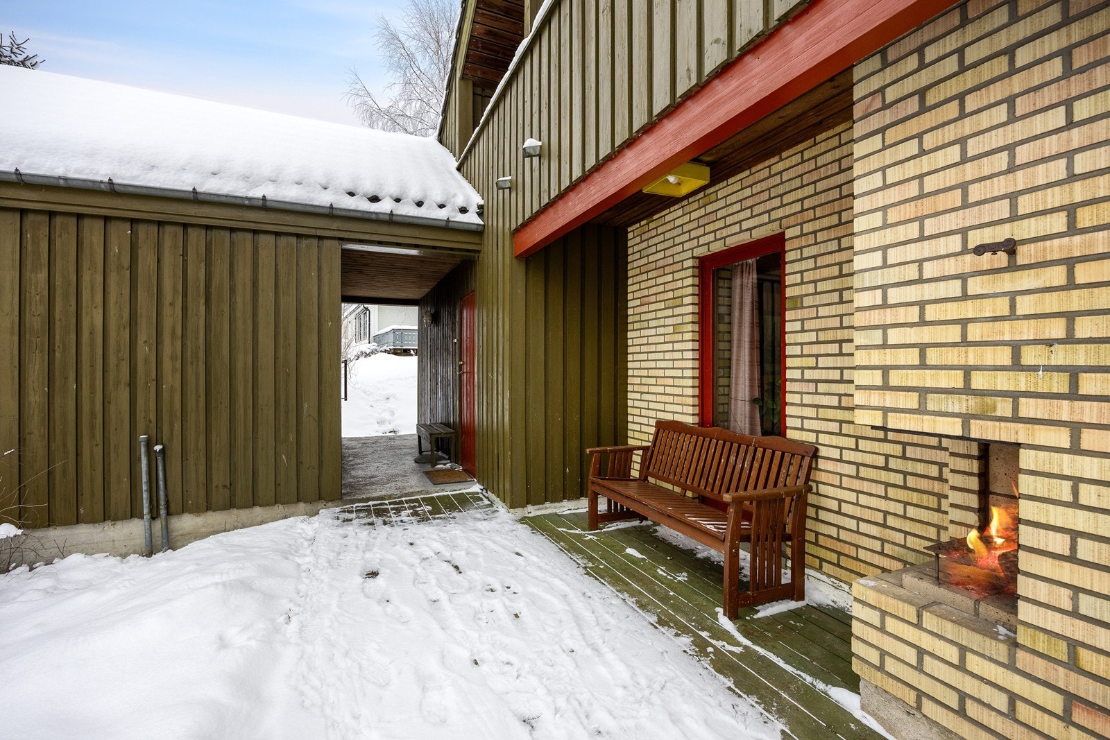 Uteplassen på fremsiden av huset har en trivelig utepeis. Galleribilde