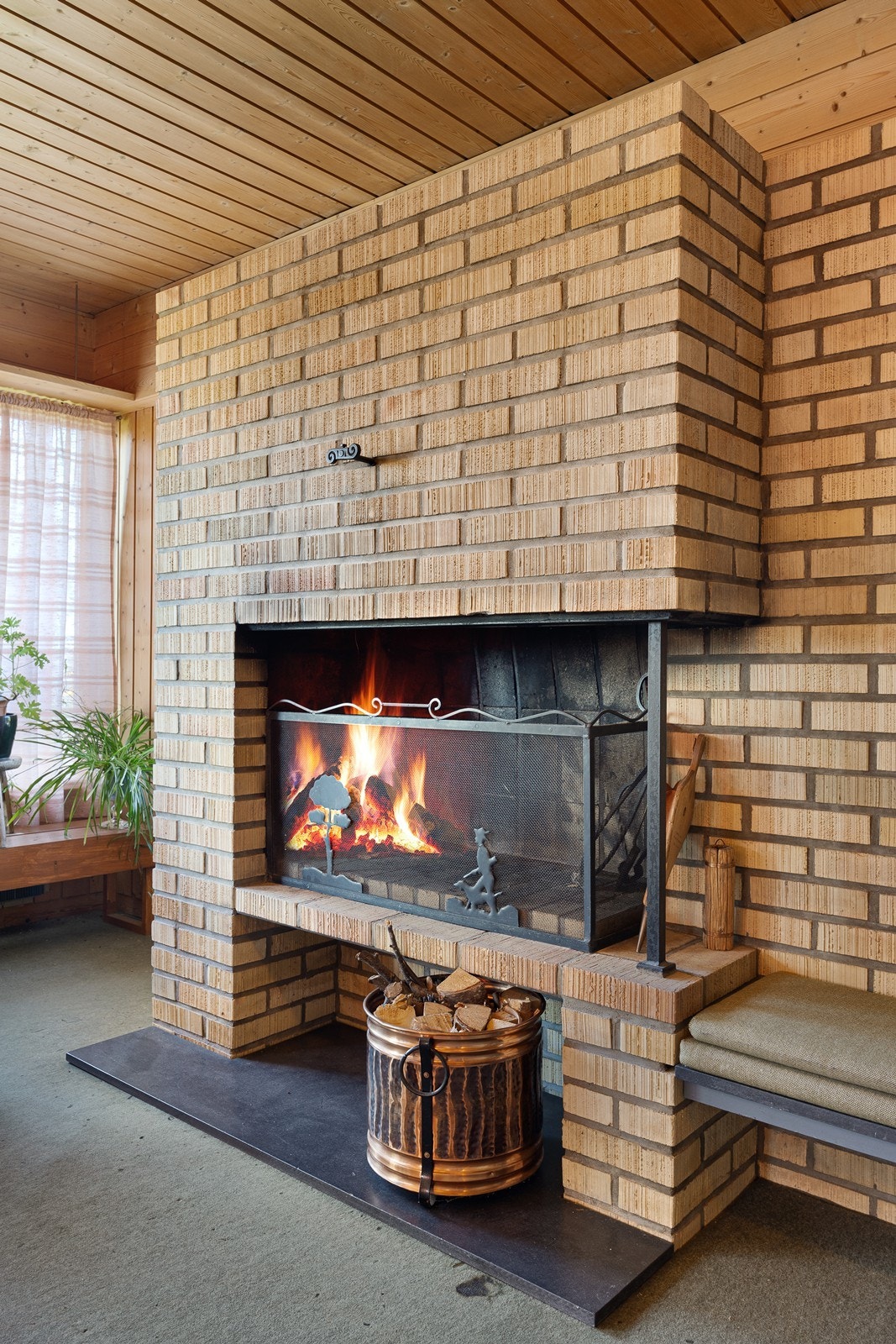 På gulvet under peisen er det en pen plate i sten som beskytter gulvet. Galleribilde