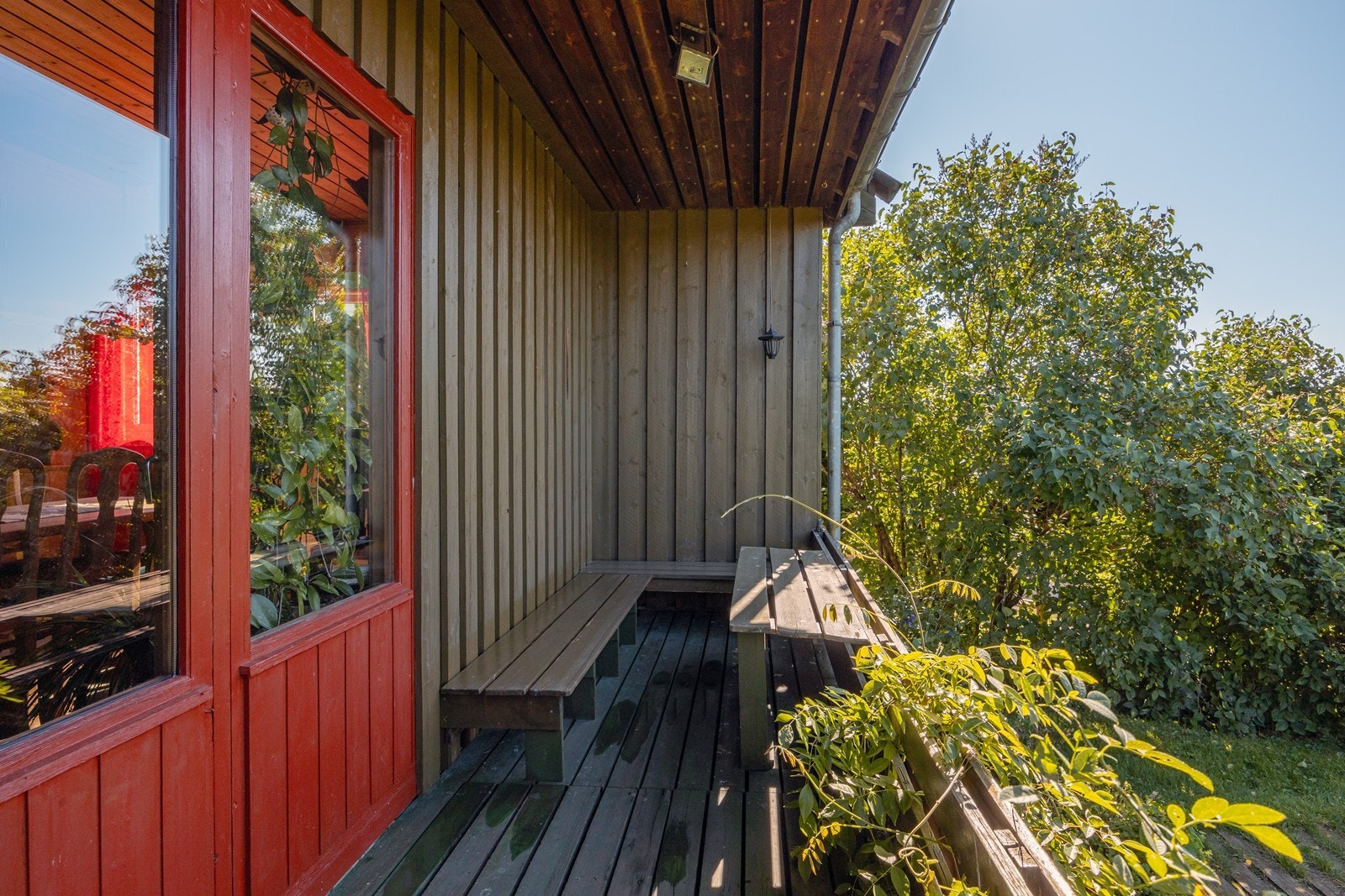 Sittegruppen i enden av balkongen gir rom for å nyte måltider utomhus under tak. Galleribilde