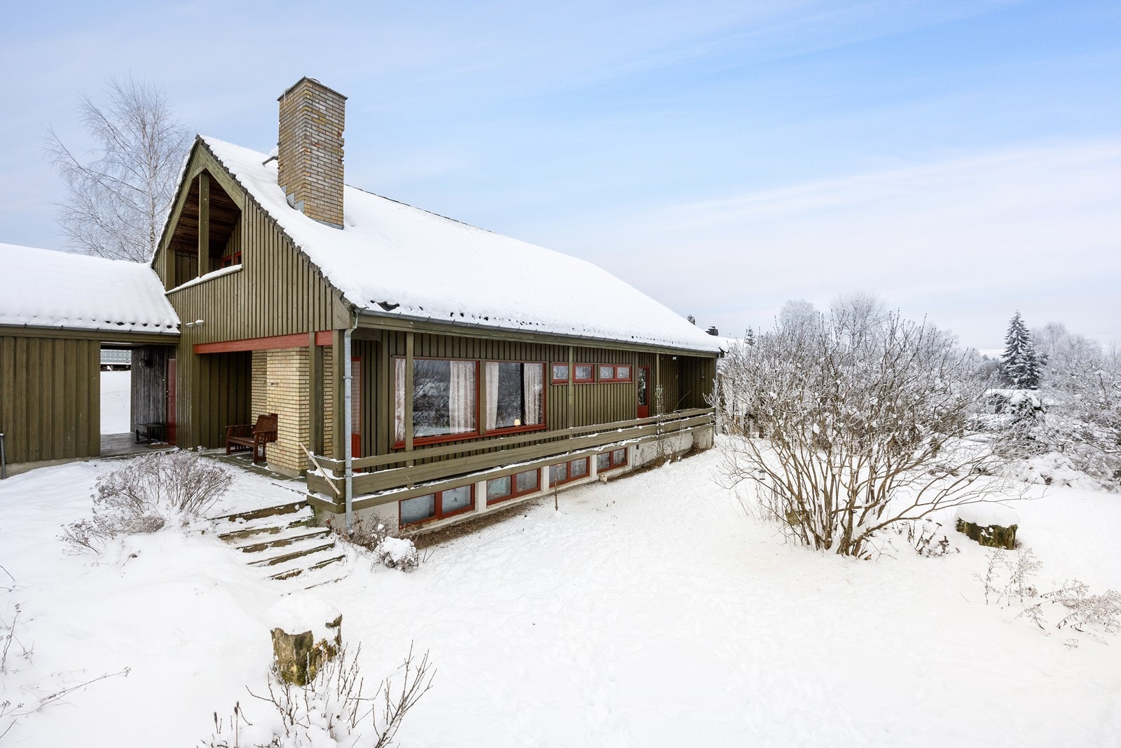 Ved langsiden av huset er den en lang balkong som avsluttes med en plassbygget sittegruppe. Galleribilde