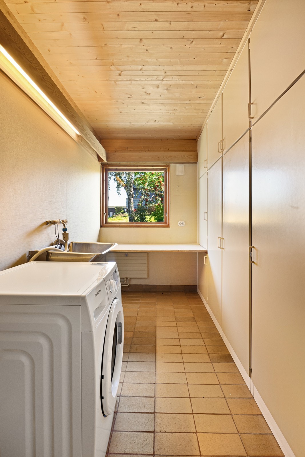 I første etasje er det et vaskerom av god størrelse. Rommet har rikelig med oppbevaringsplass i skap. Galleribilde