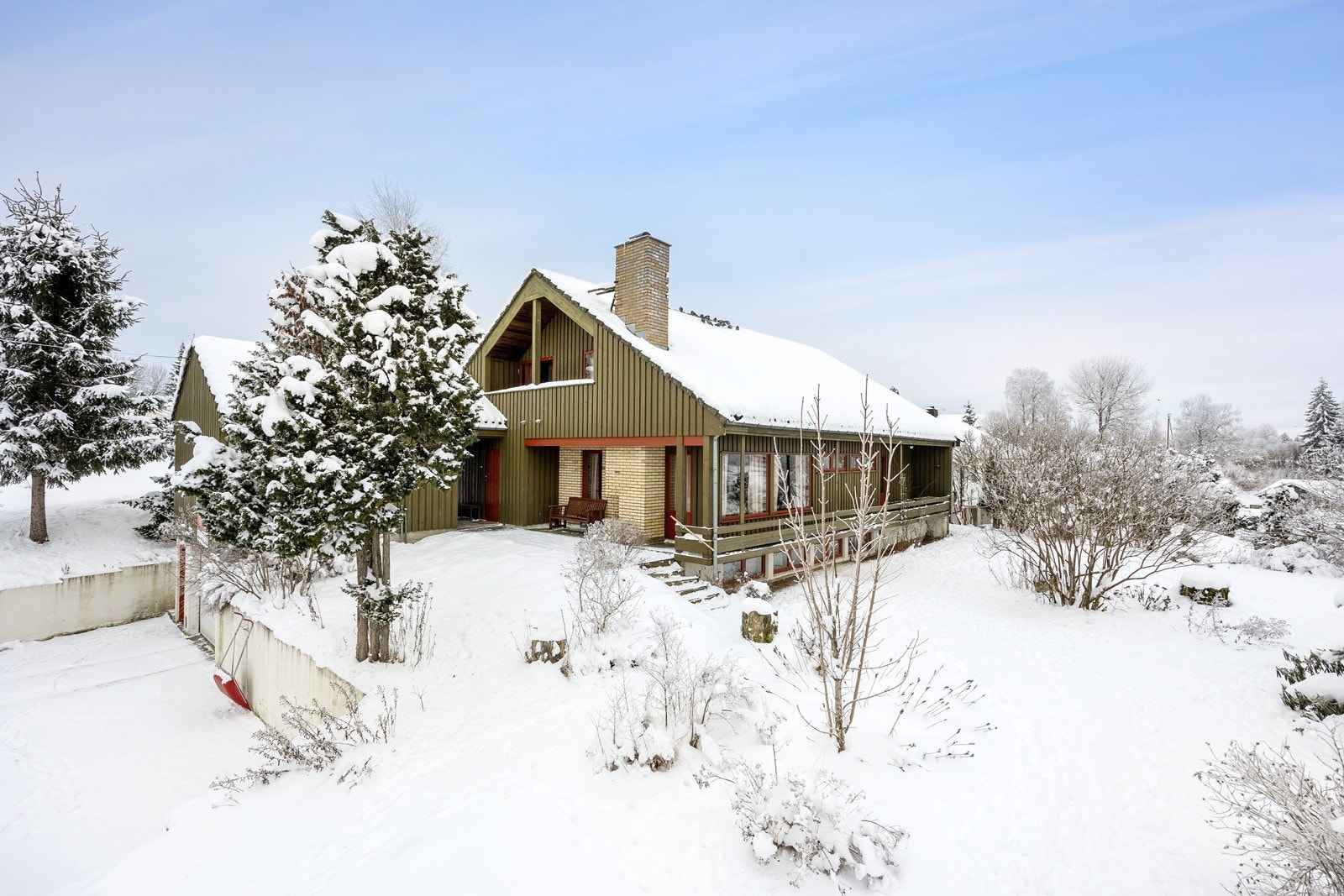Velkommen til Hoelsveien 21 - En romslig enebolig med stort potensial. Foto: Exponering Svein Michaelsen Galleribilde