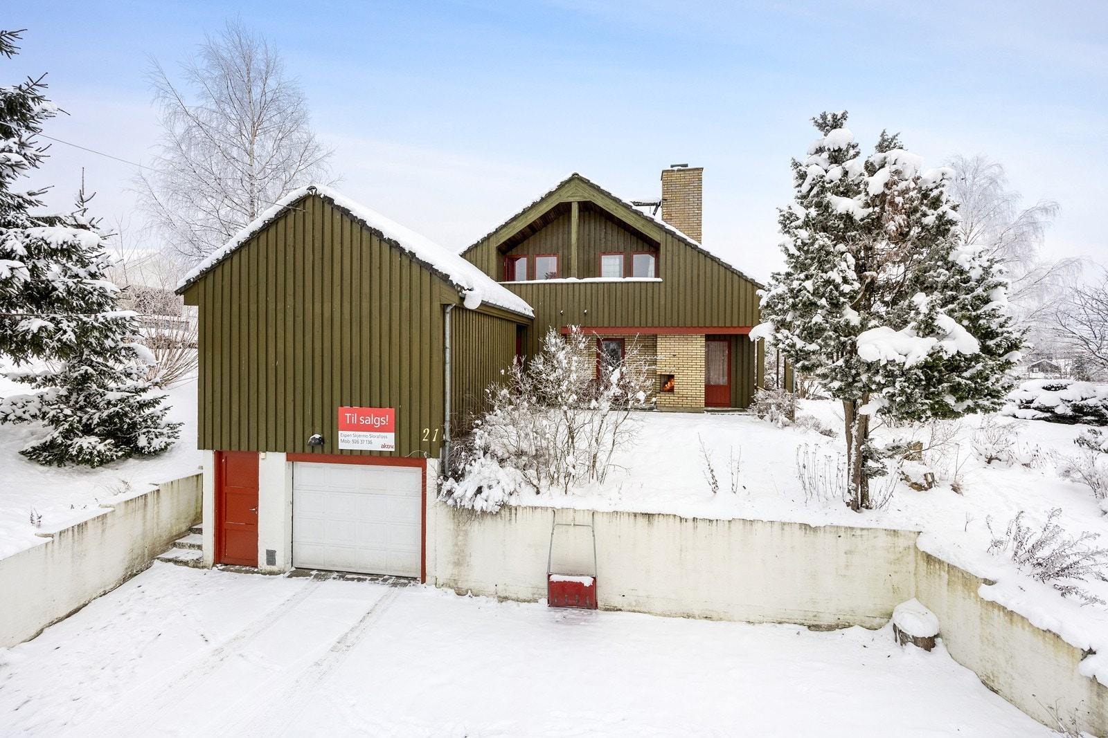 Det er parkering i integrert garasje med motorisert leddport og elektrisk åpner. I tillegg er det god plass til flere biler på steinlagt gårdsplass. Galleribilde