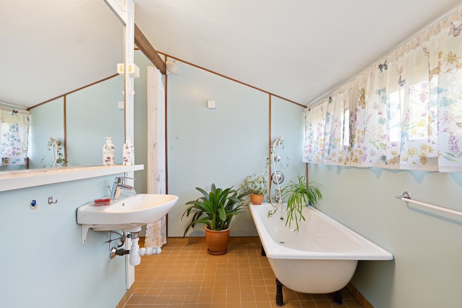 Baderom har en skillevegg på midten som lager gode soner til rommet, ene siden til toalett og servant, andre til badekar og servant. Galleribilde