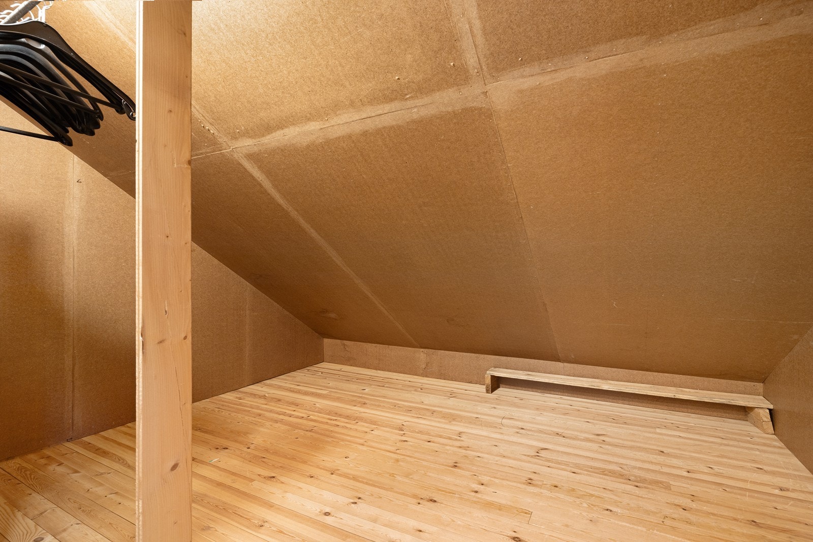 I 2. etasje er det et praktisk garderoberom for ekstra oppbevaring. Galleribilde