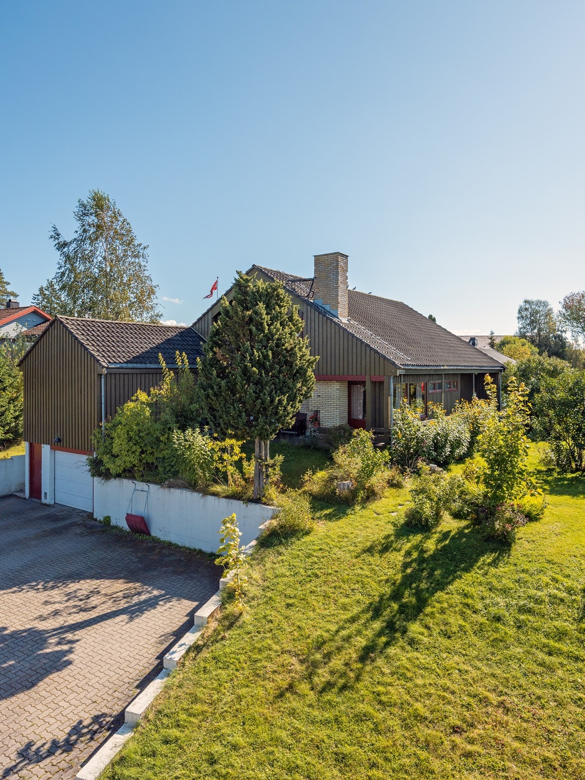 Hagen er frodig med store plenarealer, trær, prydbusker, blomsterbed og diverse planter. Galleribilde