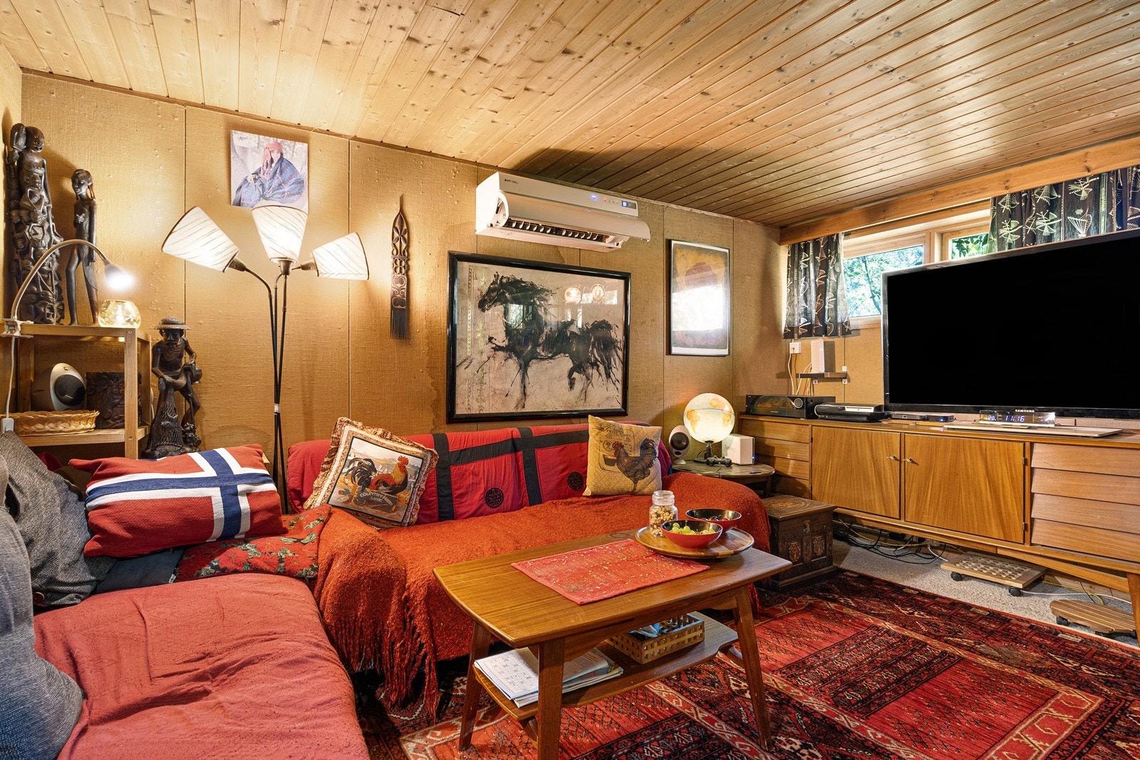 I underetasjen er det rom som nåværende eier benytter som kjellerstue. Rommet er på byggetegninger merket som utgravd. Det er ikke søkt om bruksendring og rommet er ikke godkjent til varig opphold. Galleribilde