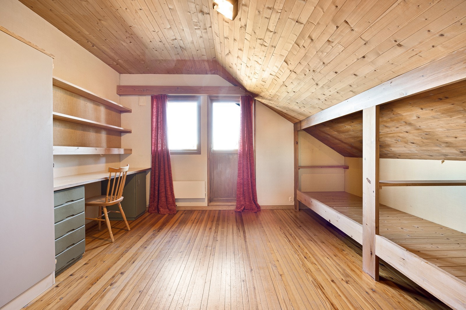 Soverom 3 har tilsvarende løsning med plassbygget seng, kontorplass og adkomst ut til balkong. Galleribilde