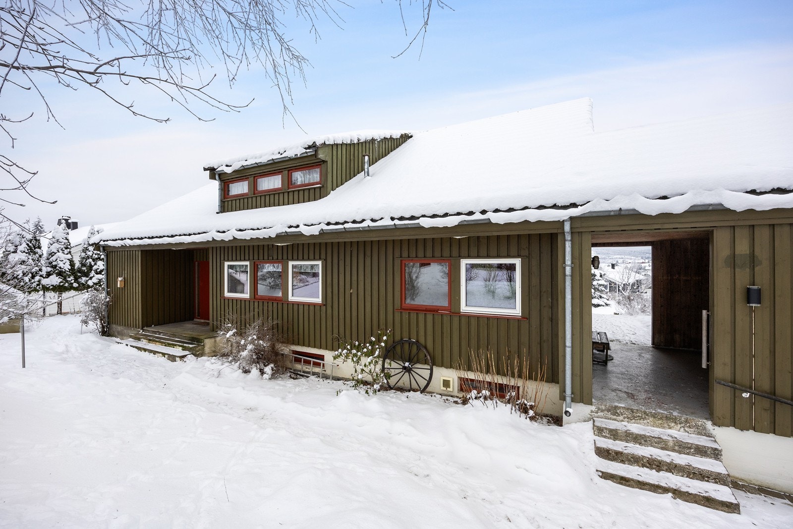 Boligens inngangsparti er praktisk overbygget med tak. Galleribilde