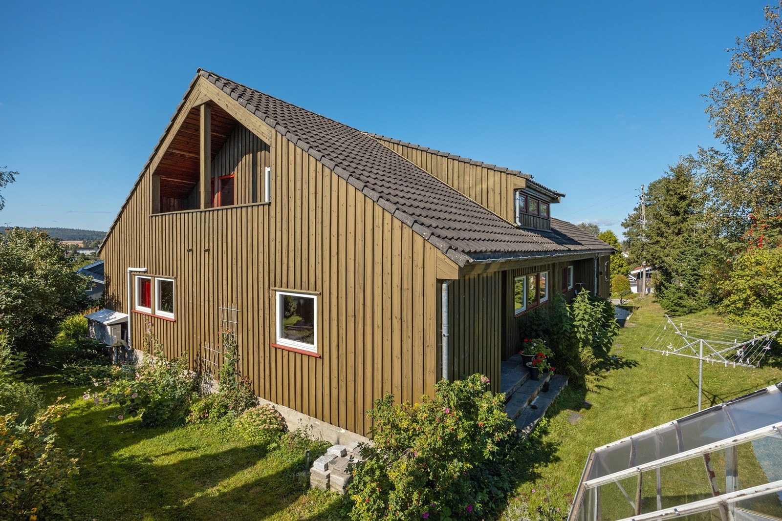 I andre etasje har alle soverommene utgang til inntrukne luftebalkonger som ligger på begge kortsider av boligen. Balkongen er i trekonstruksjon med sinkbeslag. Galleribilde