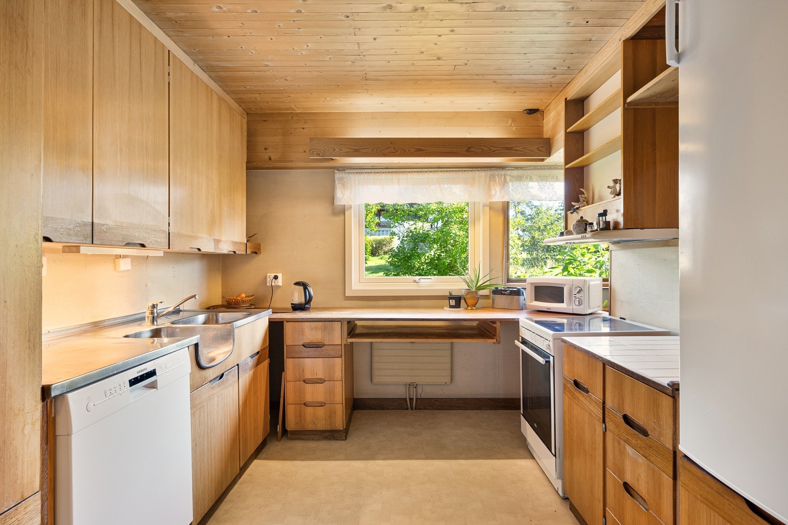 Kjøkkenet er i en minimalistisk stil med innfreste grep. Galleribilde