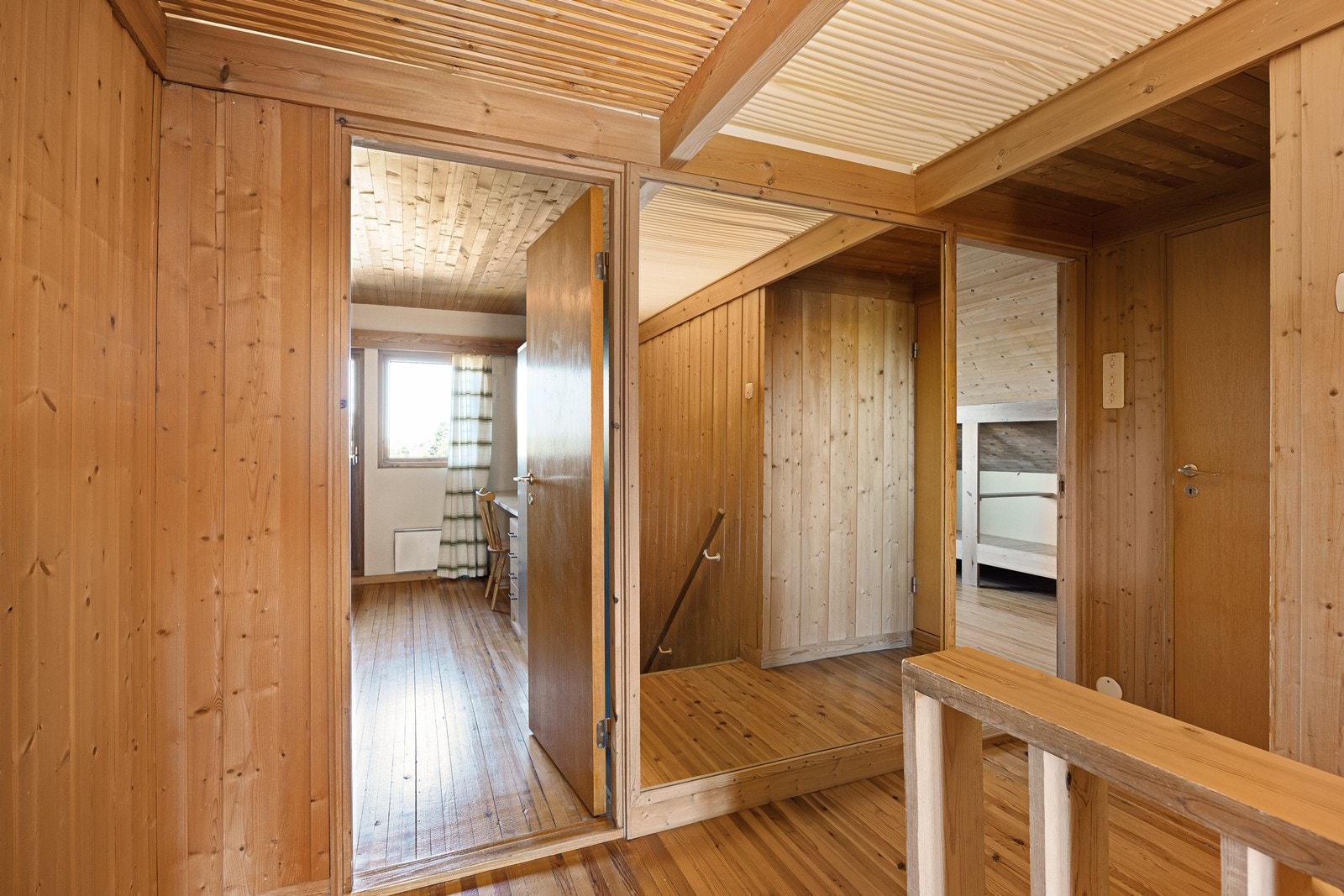 På toppen av trappen møtes man av et stort speil som gir ekstra god romfølelse. Galleribilde