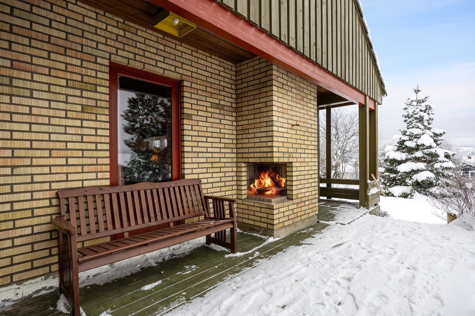 Uteplassen på fremsiden av huset har en trivelig utepeis. Galleribilde