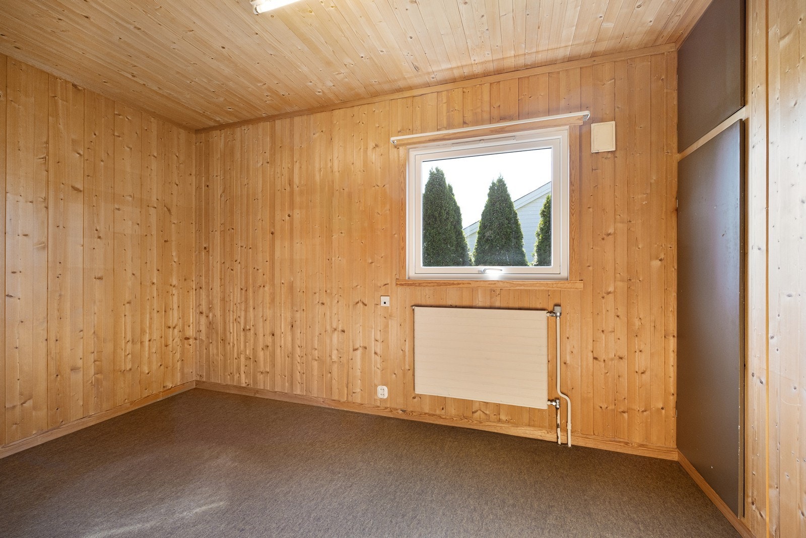 Gjesterommet i første etasje er av fin størrelse med plass til dobbeltseng. Rommet har en plassbygget garderobe. Galleribilde