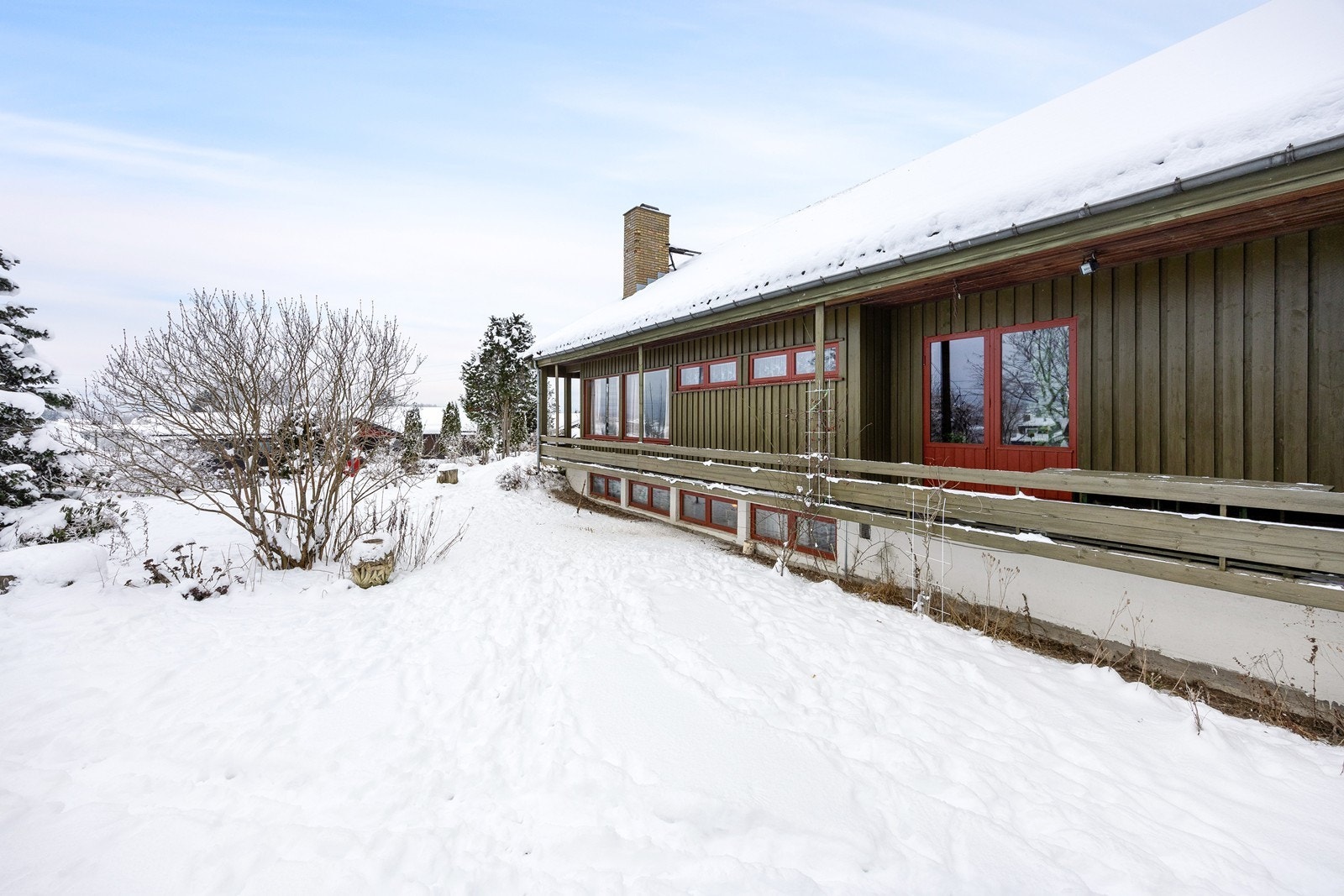 Hagen er av god størrelse og er pent opparbeidet med plen, blomster, busker og trær (se sommerbilder bakerst i bildekarusellen) Galleribilde