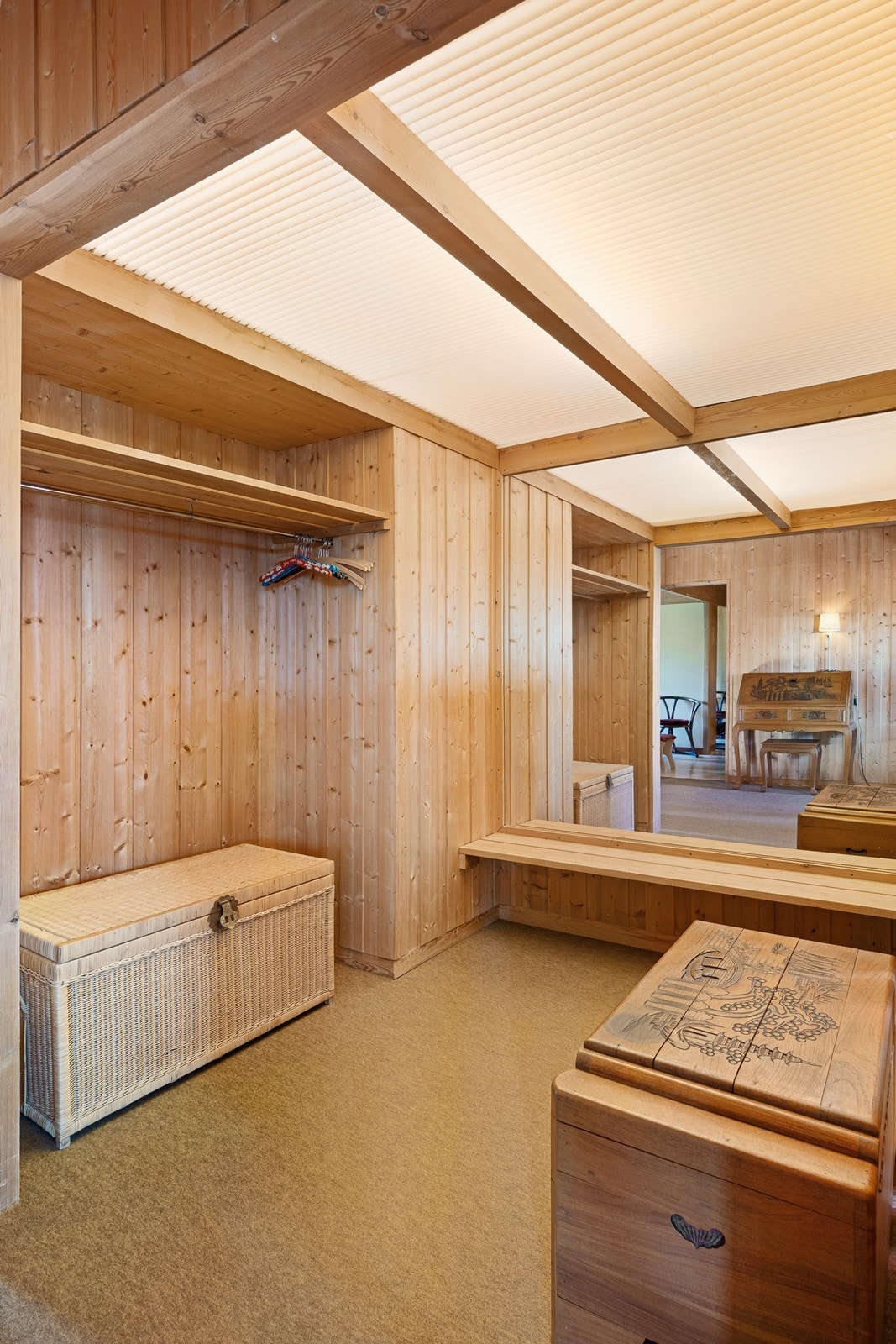 I gangen like innenfor entreen er det fin plass avsatt til garderobe. Galleribilde