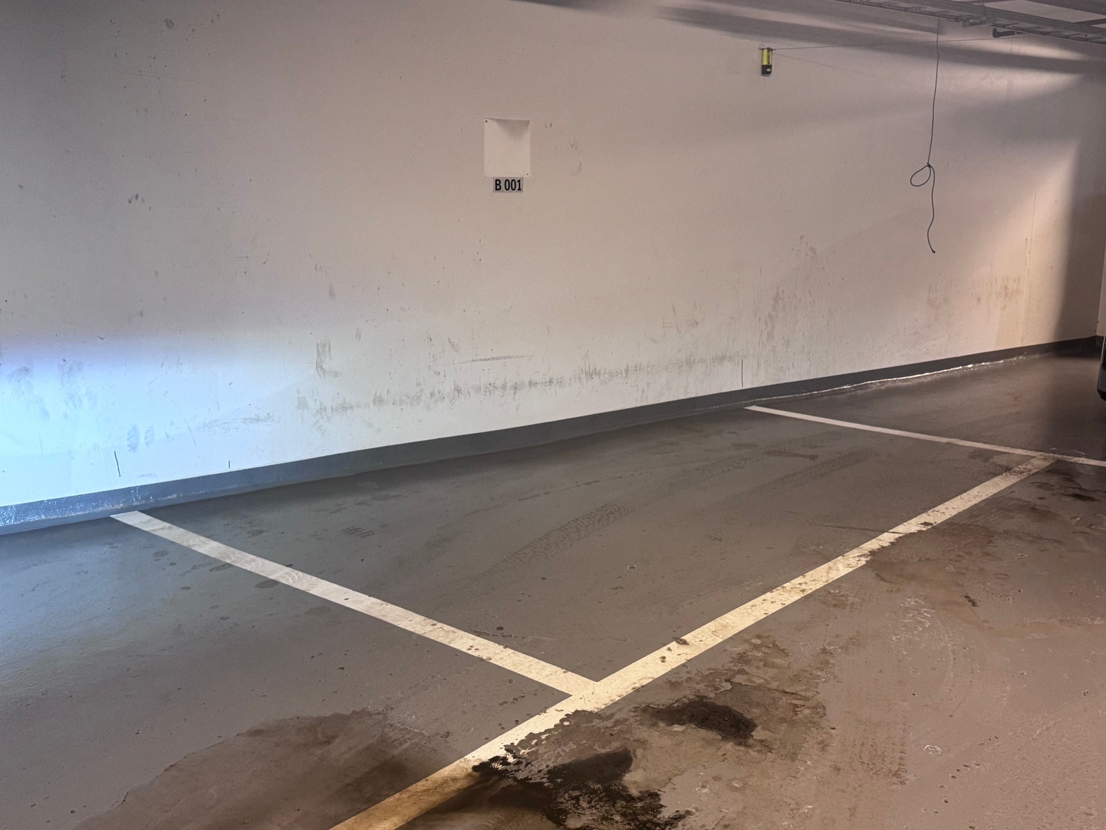 Plass nr. B001 - Bredde 2,0/2,9 m og lengde 4 meter. Plass nr . Plassen er skrå og har vanskelig adkomst for bil og passer utmerket for MC. Galleribilde