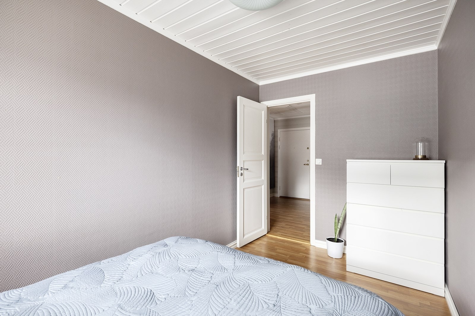 Hovedsoverommet er lyst og delikat innredet med plass til dobbeltseng med tilhørende nattbord og garderobeløsning. Galleribilde