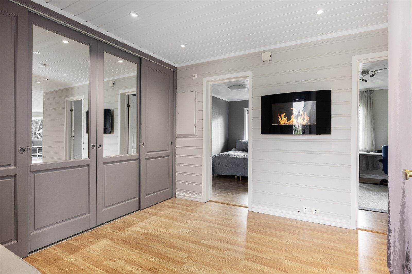 I entréen er det en romslig skyvedørsgarderobe med rom for yttertøy og sko. Galleribilde