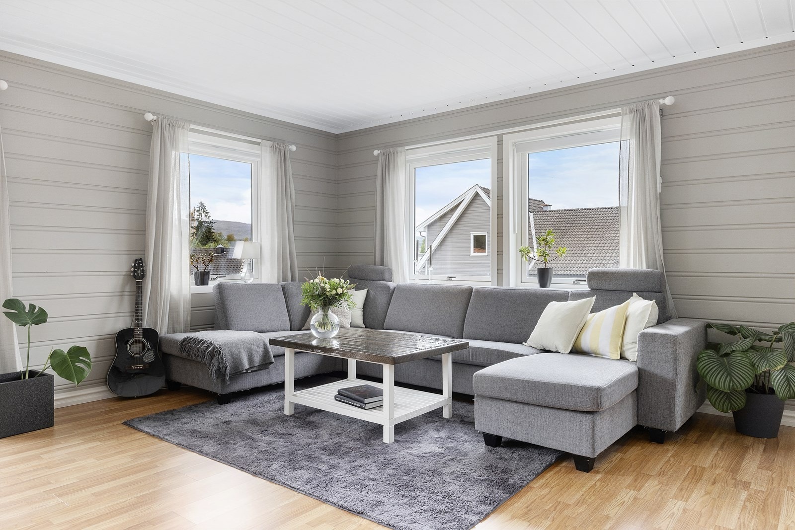 Stuen holder god romslighet, med tilstrekkelig plass for både en behagelig sofagruppe og et større spisebord. Galleribilde