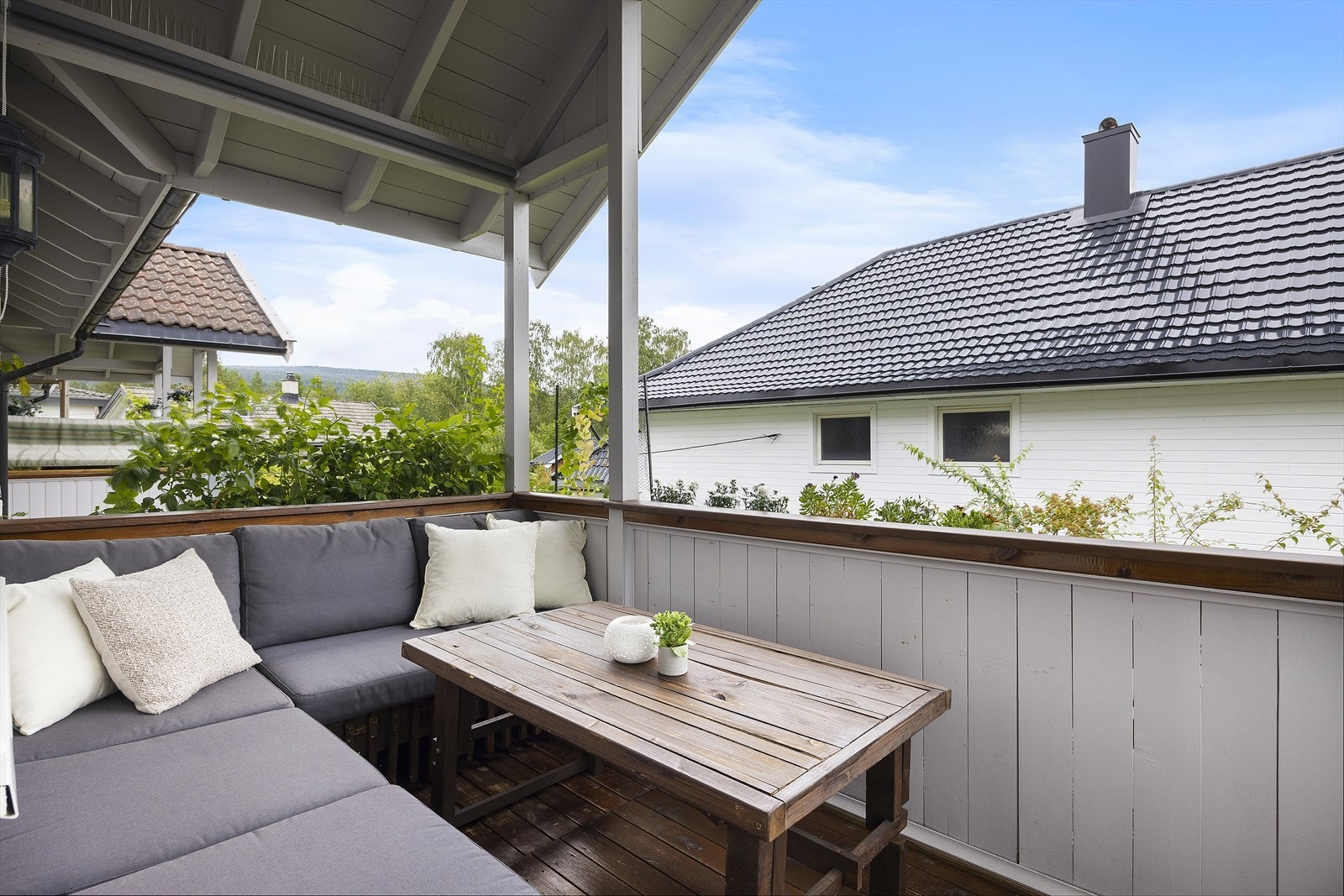 Fra stuen er det direkte utgang til en hyggelig balkong på 7 kvm med god plass til utemøblement og grill. Galleribilde