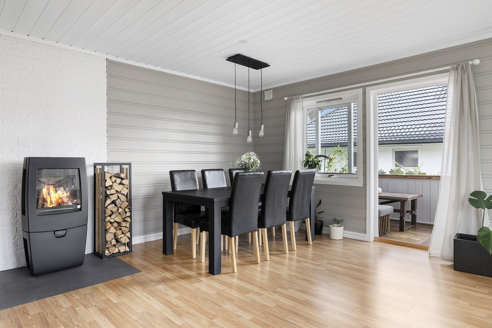 Spisebordet finner sin naturlige plass, der en kan dekke på til flere gjester. Galleribilde