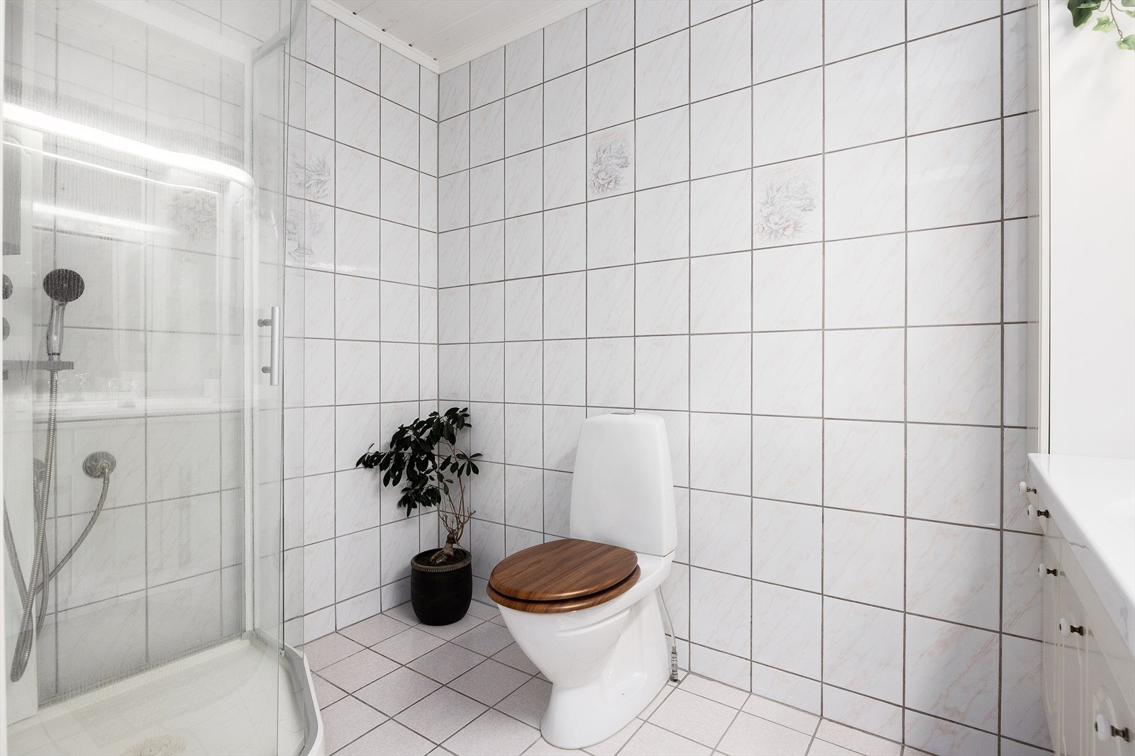 Eldre, flislagt baderom med varmekabler i gulv. Galleribilde